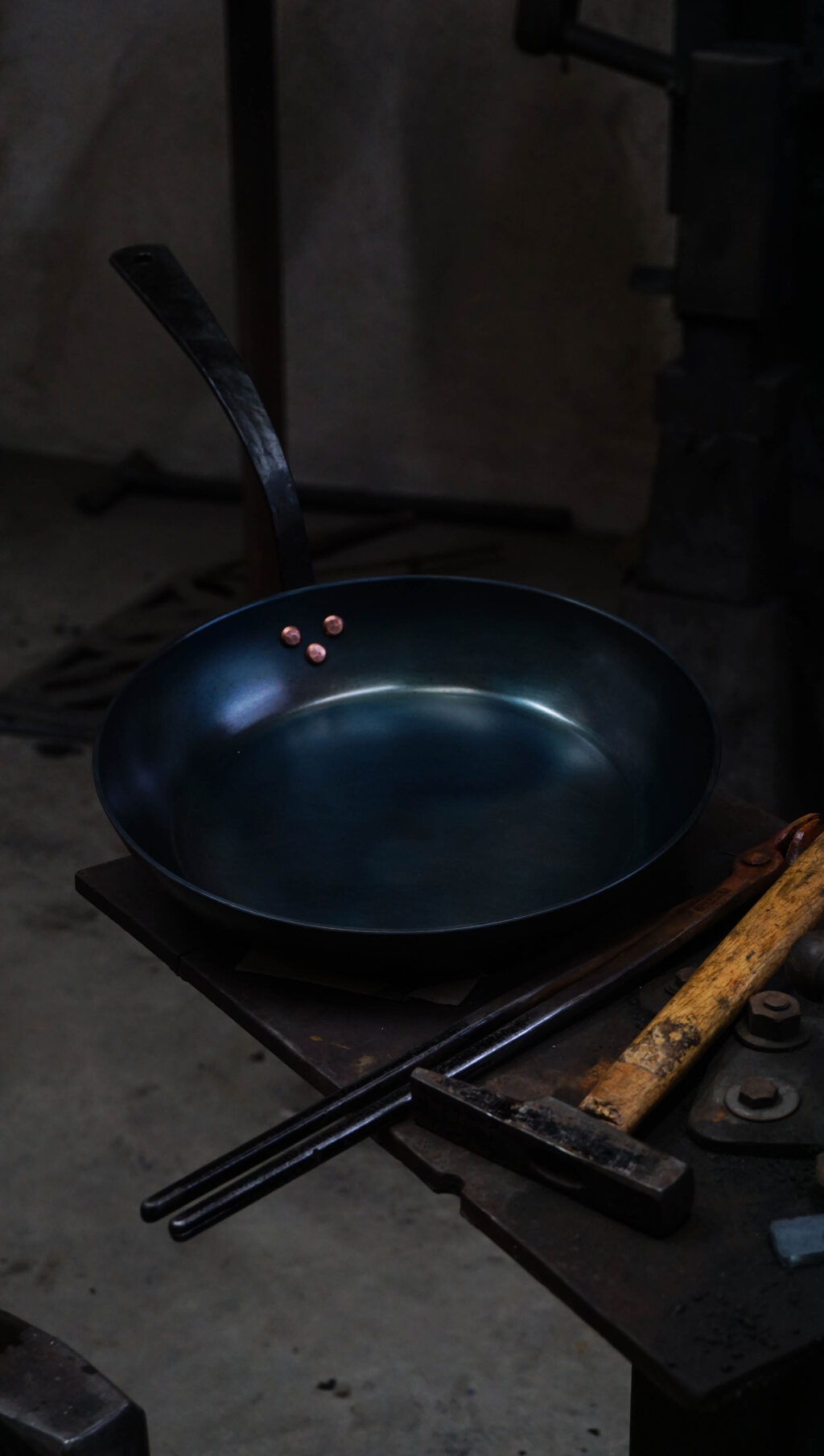 Carbon Steel Pan – 28 cm- Handforged handle, copper rivets.