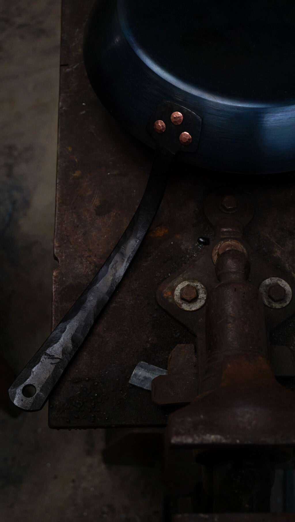 Carbon Steel Pan – 28 cm- Handforged handle, copper rivets.